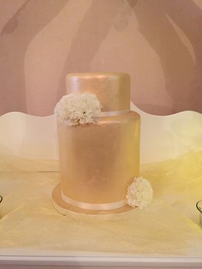 Gold lustre  - Cake by Savanna Timofei