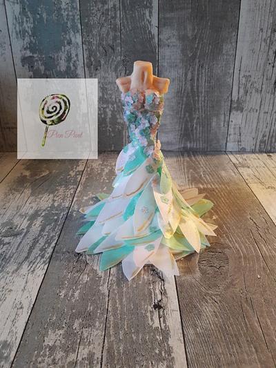 Mannequin with edible wafer paper - Cake by Pien Punt