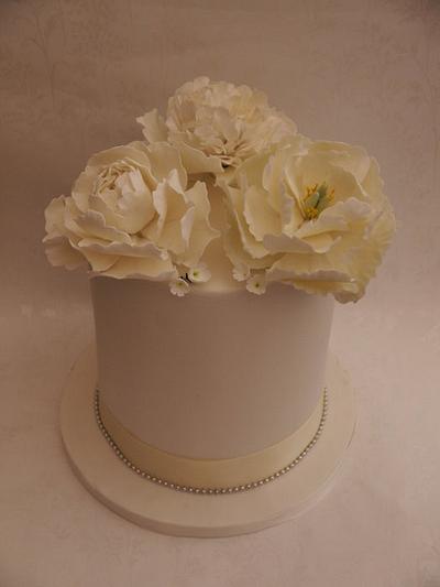 Pretty in White - Cake by Isabelle