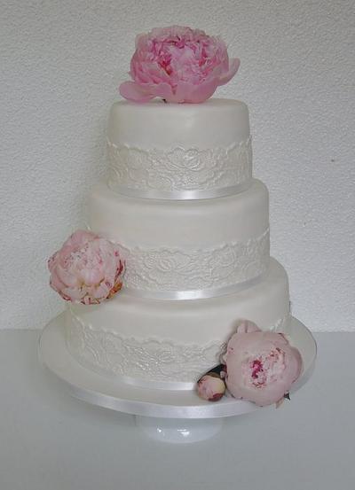 Weddingcake with lace and real flowers - Cake by Taart van eigen Deeg