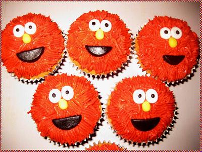 Elmo Cupcakes - Cake by Nessa Avetria - Panaglima