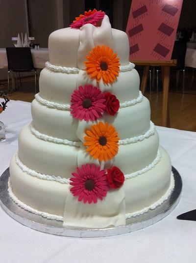 Weddingcake with gerberaflowers - Cake by Mette