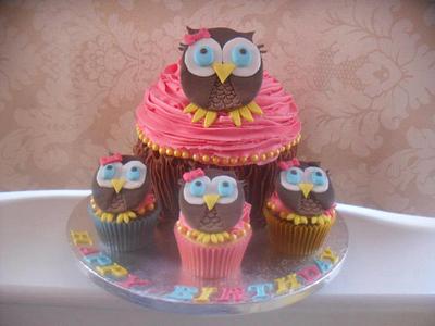 Mummy owl and her babies - Cake by Wendy 