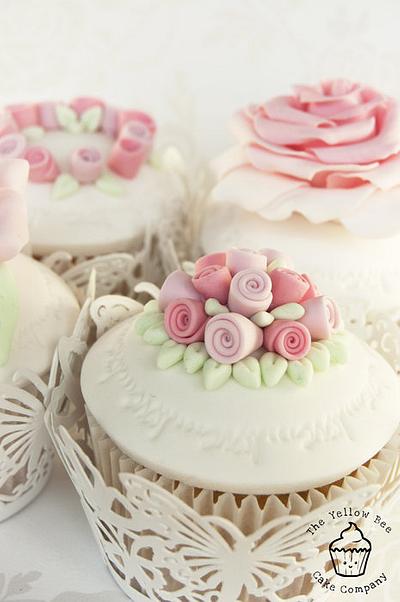 Ring 'o Roses Cupcakes - Cake by Yellow Bee Sugar Art by Vicky Teather