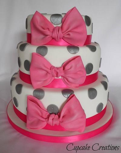 Big bow 3 tier Spotty cake - Cake by Cupcakecreations