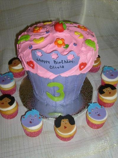 Giant Cupcake Birthday - Cake by Pamela