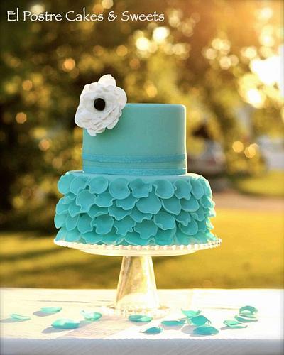 Petals cake - Cake by Claudia Gonzalez