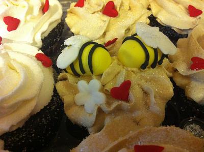 Valentines Cupcakes 'Bee Mine' - Cake by Jessica