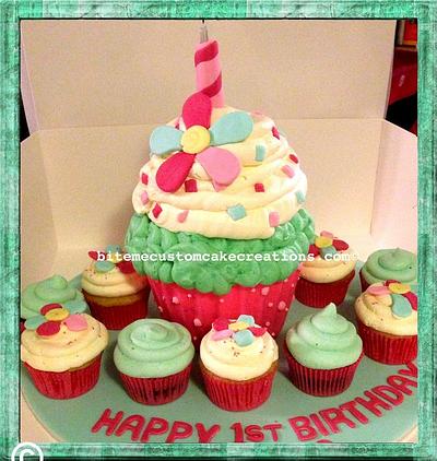 Giant cupcake with matching cupcakes - Cake by Kirsty