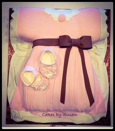 Little girls dress and shoes.  - Cake by Skmaestas