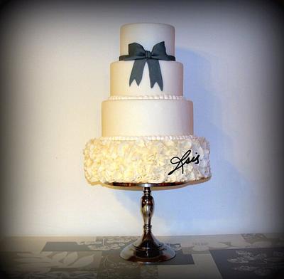Grey bow white wedding cake - Cake by Isis Patiss'Cake