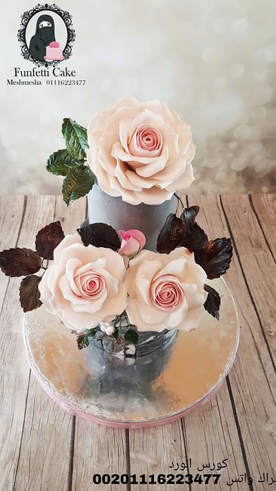 Gum paste roses - Cake by Meshmesha