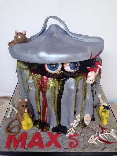 Garbage and bones - Cake by Lynne Sambrook