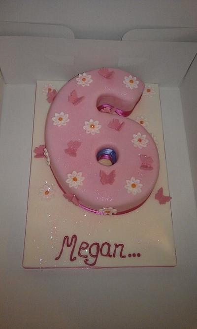 Pretty number 6 - Cake by Kerry