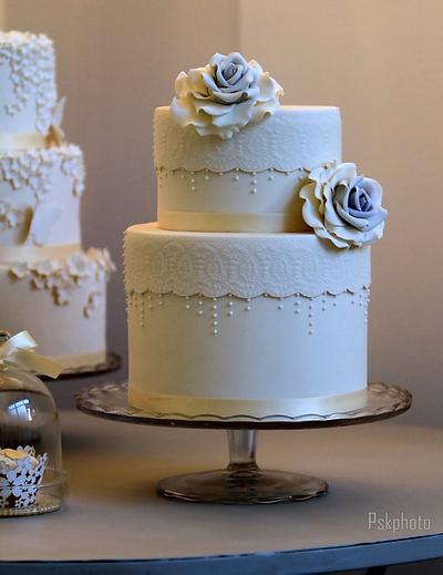 Double barrel white vintage lace cake - Cake by Bella's Bakery