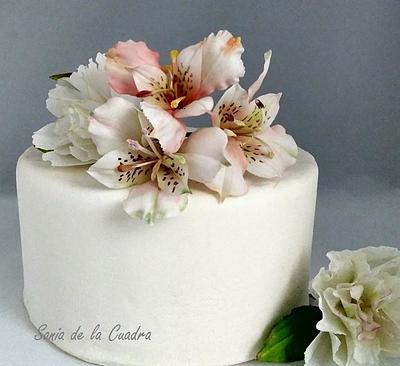 Alstroemerias on a cake - Cake by Sonia de la Cuadra