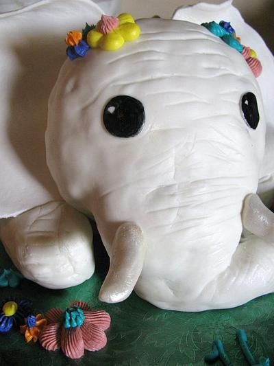 White baby elephant - Cake by Stephanie Shaw
