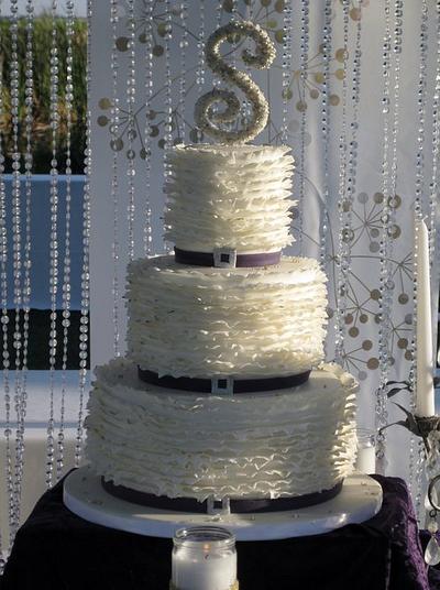 white ruffle with gold and silver sparkle - Cake by sking