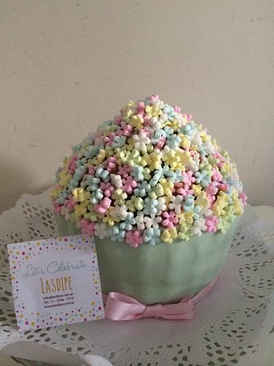 Giant cupcake flowers - Cake by Lasdipe