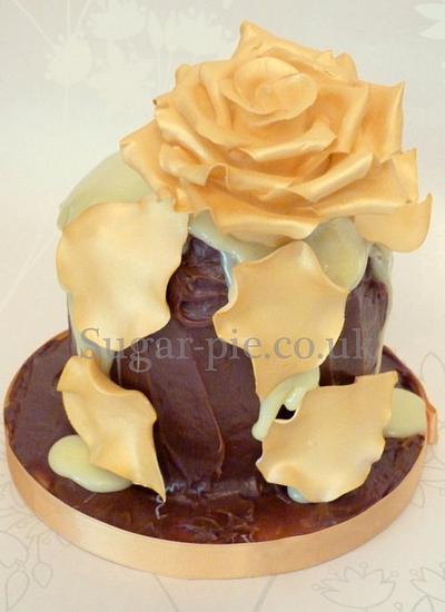 Golden rose - Cake by Sugar-pie