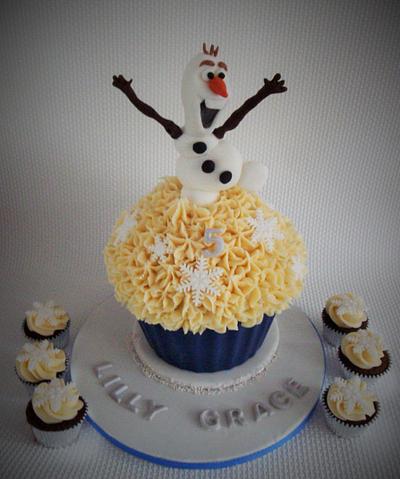 Olaf - Cake by Candy's Cupcakes