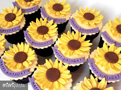 Sunflower Cupcakes - Cake by MimiPasta