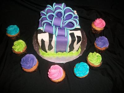 Zebra Cake with Cupcakes - Cake by caymancake