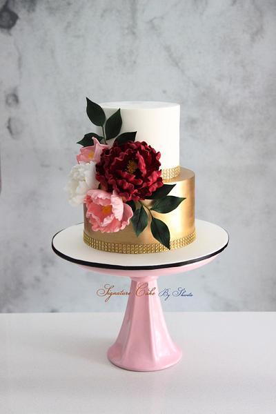 Gold and white !  - Cake by Signature Cake By Shweta