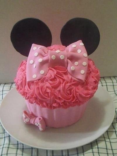 Minnie Smash  - Cake by Michelle 
