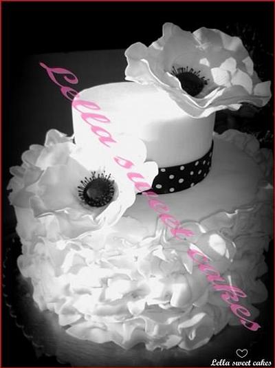Ruffle cake with anemones - Cake by LellaSweetCakes