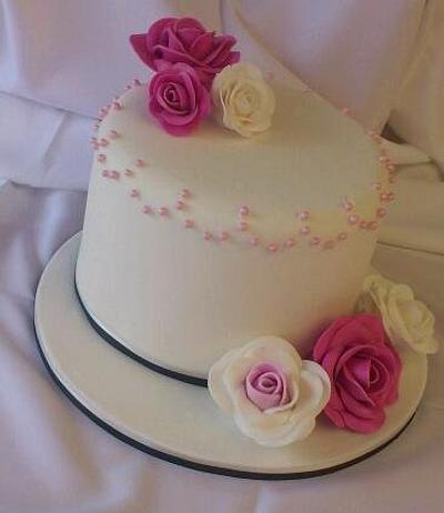 Pink & White Classic  - Cake by Riëtte Cawthorn