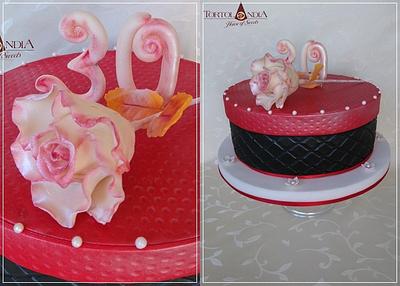 Elegant box with sugar roses - Cake by Tortolandia