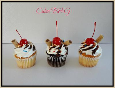 Sundae Cupcakes - Cake by Laura Barajas 