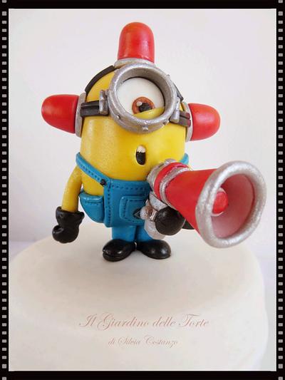 Bee-do! Bee-do! The fire alarm minion is coming! - Cake by Silvia Costanzo