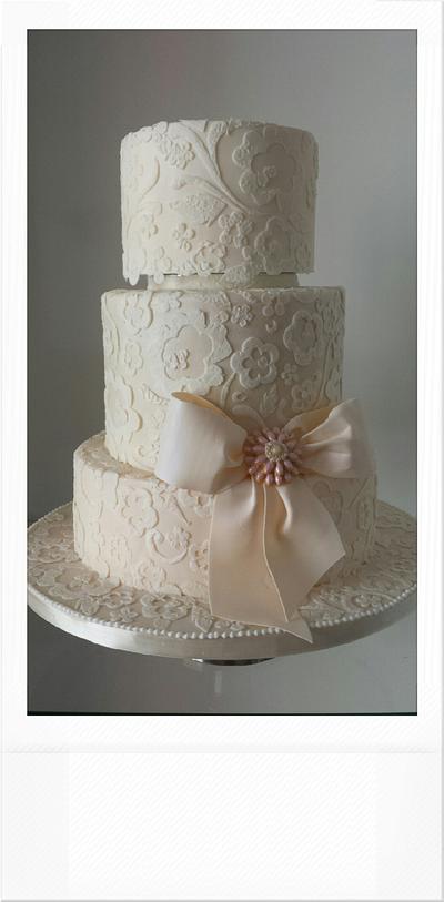 Simple lacy wedding cake  - Cake by claudiamarcel