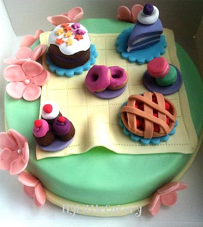 A very sweet picnic :) - Cake by MyLittleCakery