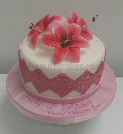 Lily cake with edible flowers and cake lace - Cake by Putty Cakes
