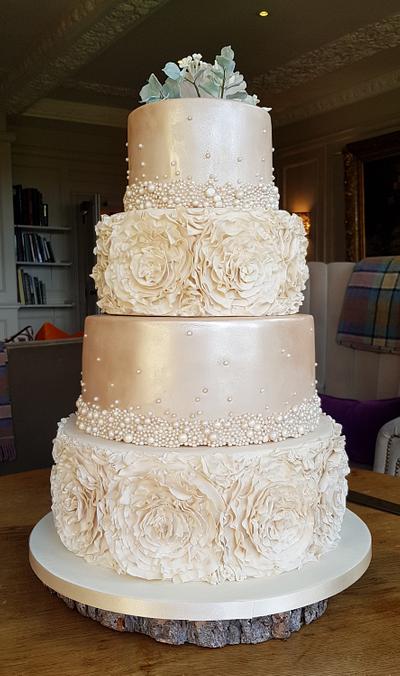 Champagne blush - Cake by hscakedesign