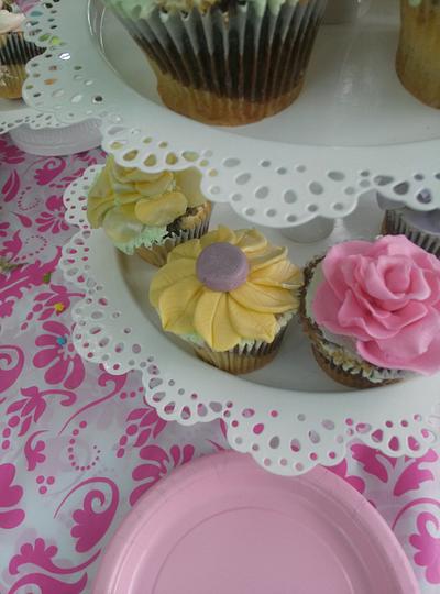 Floral Cupcakes - Cake by KarenCakes