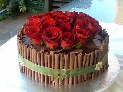 Chocolate and red roses - Cake by Jo