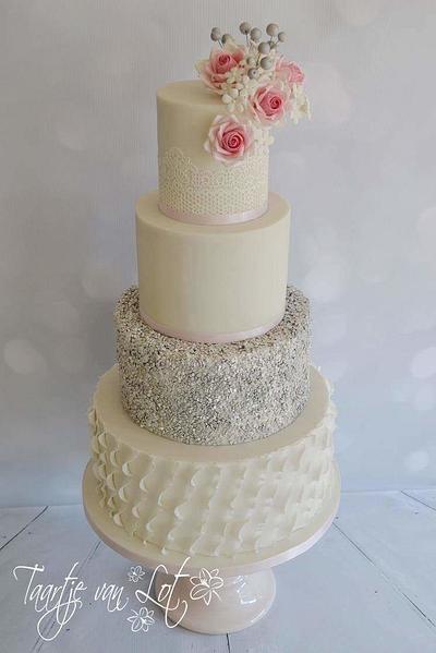 Silver sequins weddingcake - Cake by Liselotte (Taartje van Lot) 
