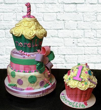 Giant Cupcake First Birthday - Cake by Alicea Norman