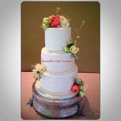 Elegant white wedding - Cake by Chantelle's Cake Creations