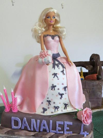  Doll cakes  - Cake by Maggie Visser