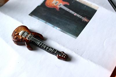 Miniature icing guitar - Cake by Zoe's Fancy Cakes