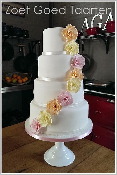 White Wedding Cake with Large Pastel Roses - Cake by Zoet Goed Taarten