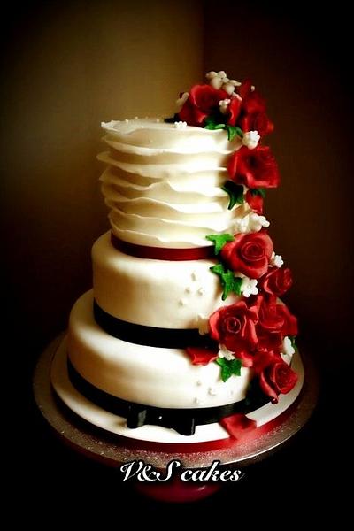Roses in red - Cake by V&S cakes