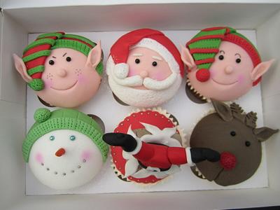 Christmas Cuppies - Cake by Josiekins