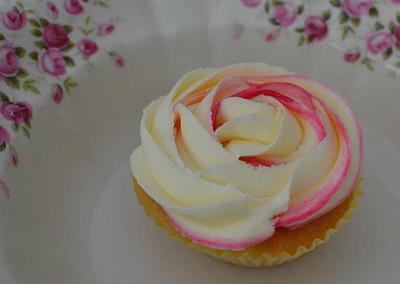 Pretty buttercream rose - Cake by Amy