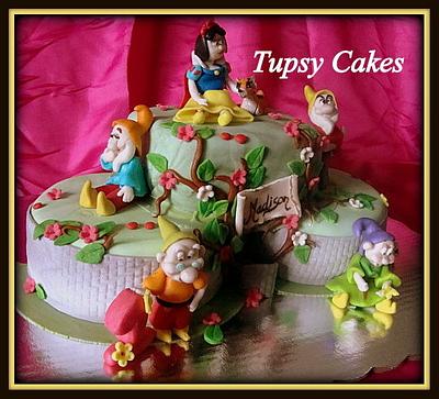 snow white cake   - Cake by tupsy cakes